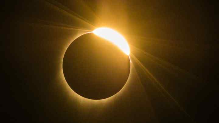 Як правильно дивитися на сонячне затемнення