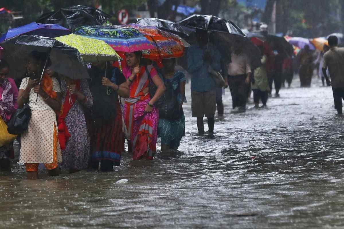 Чому в Індії йдуть червоні дощі