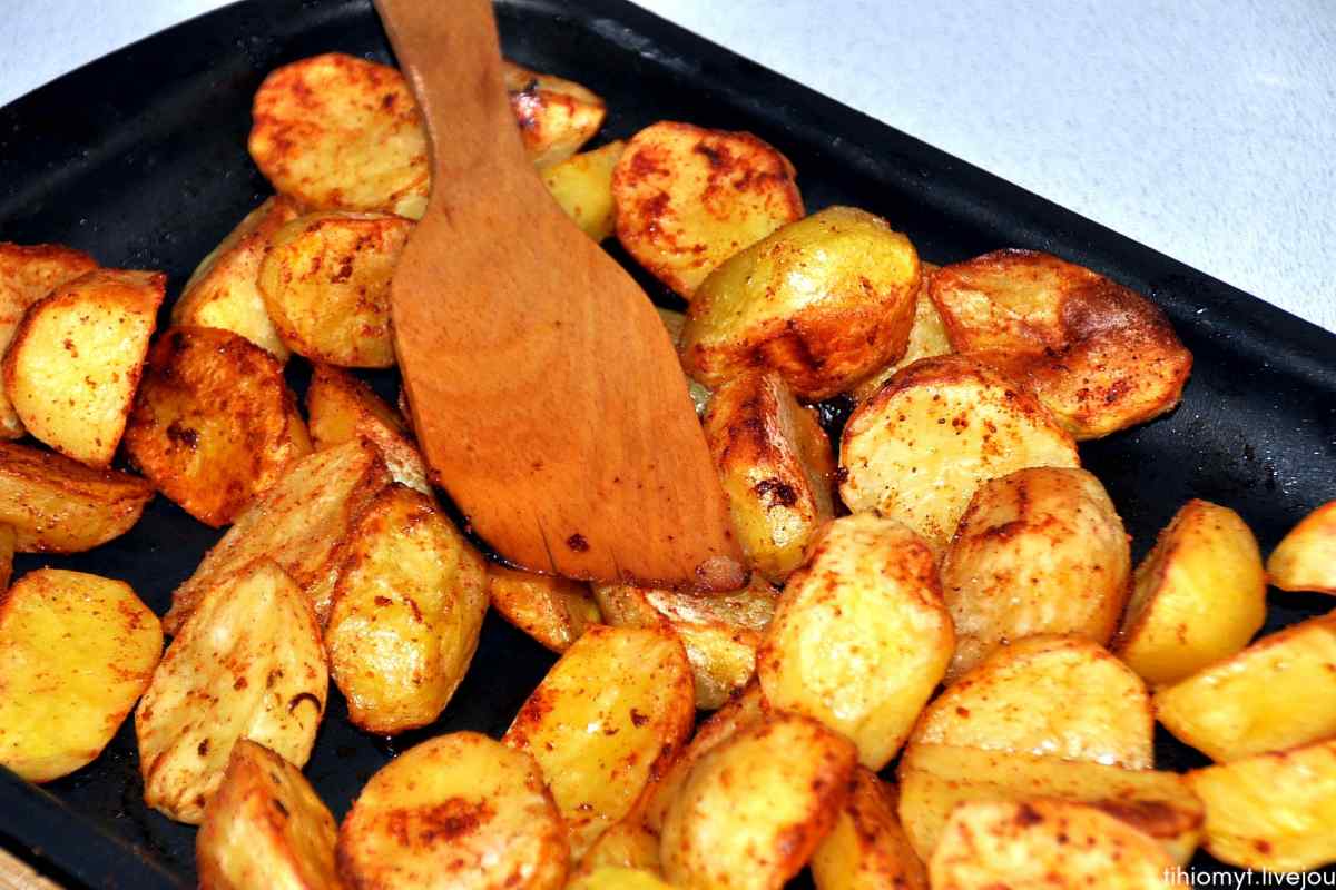 Як запекти картоплю в духовці