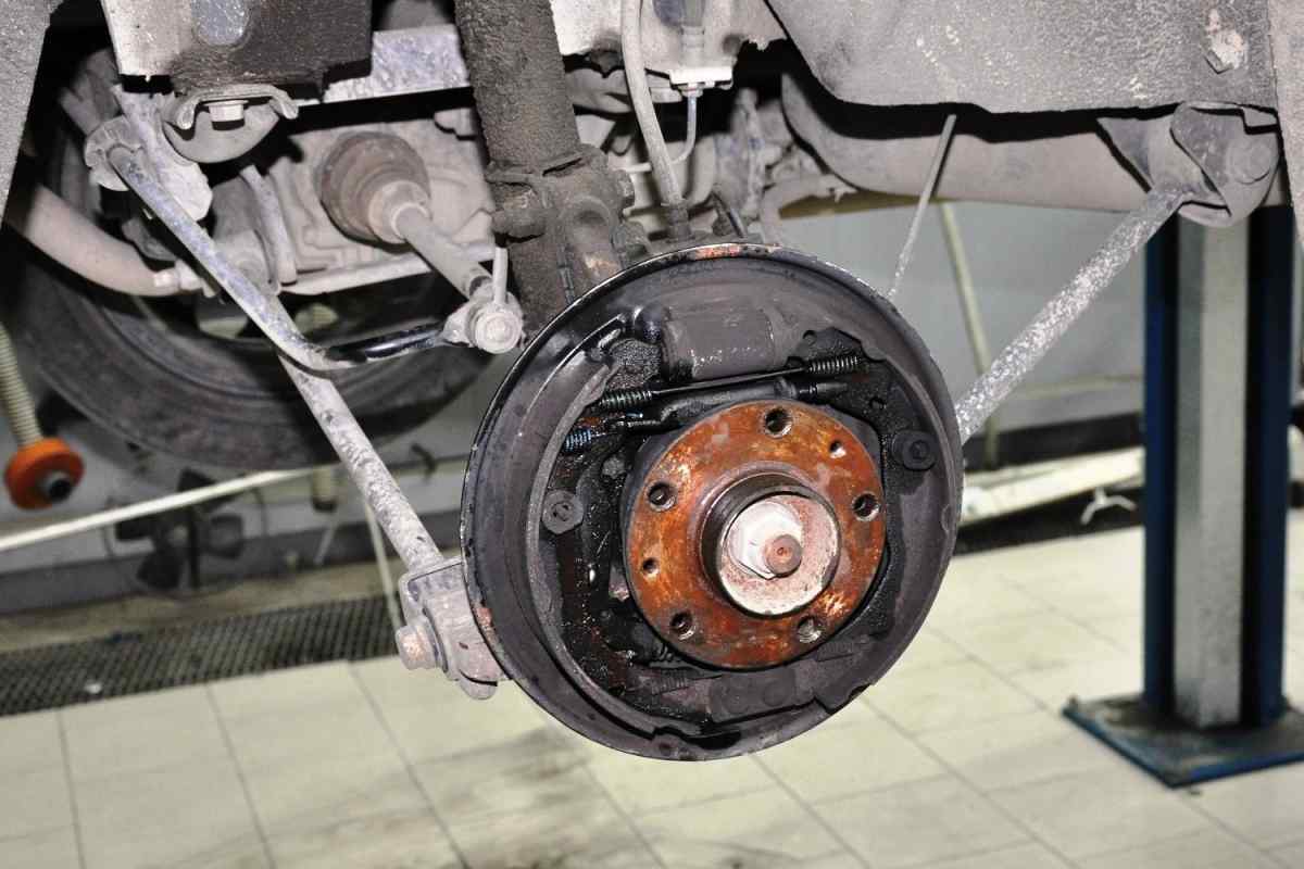 Від ремонту підвіски до ДТП: речі, які важливі при сезонній заміні гуми