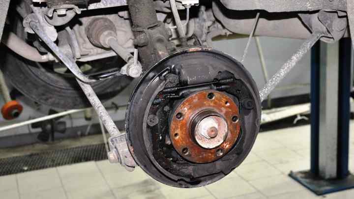 Від ремонту підвіски до ДТП: речі, які важливі при сезонній заміні гуми