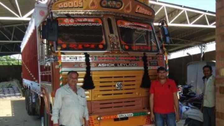 Для чого в Індії скуповують вантажівки без кабіни, що в них особливого