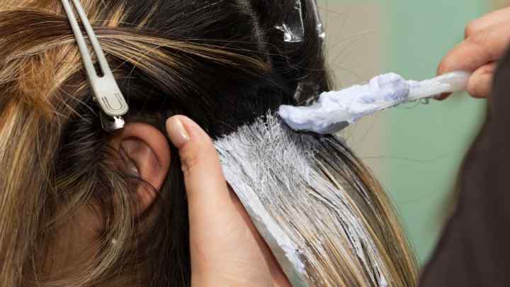 Як можна прибрати фарбу з волосся