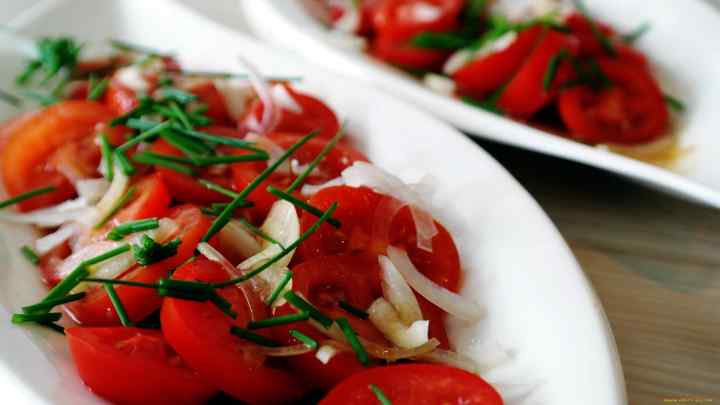 Салат з різнокольорових помідорів
