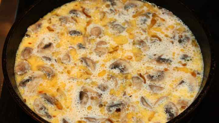 Як приготувати картоплю з грибами і сметаною в духовці