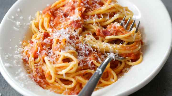 Спагетті з пряною куркою в томатному соусі