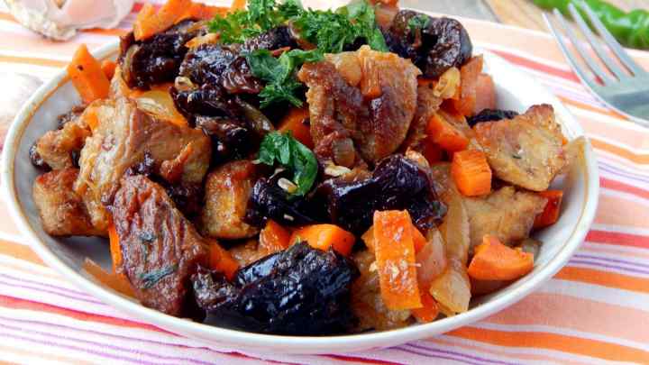 Тушковане м 'ясо з чорносливом: рецепт оригінальної страви