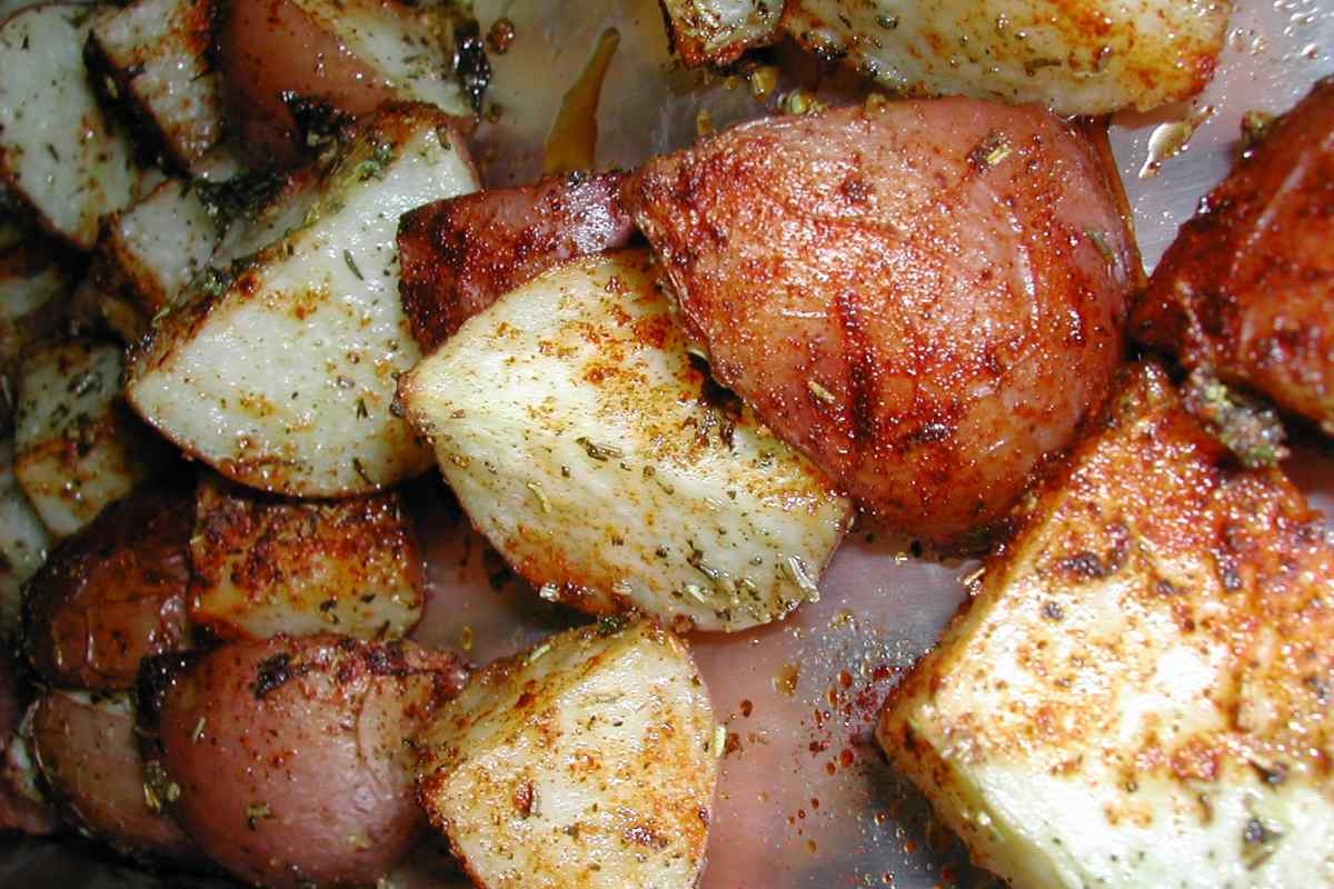 Як запекти молоду картоплю в духовці