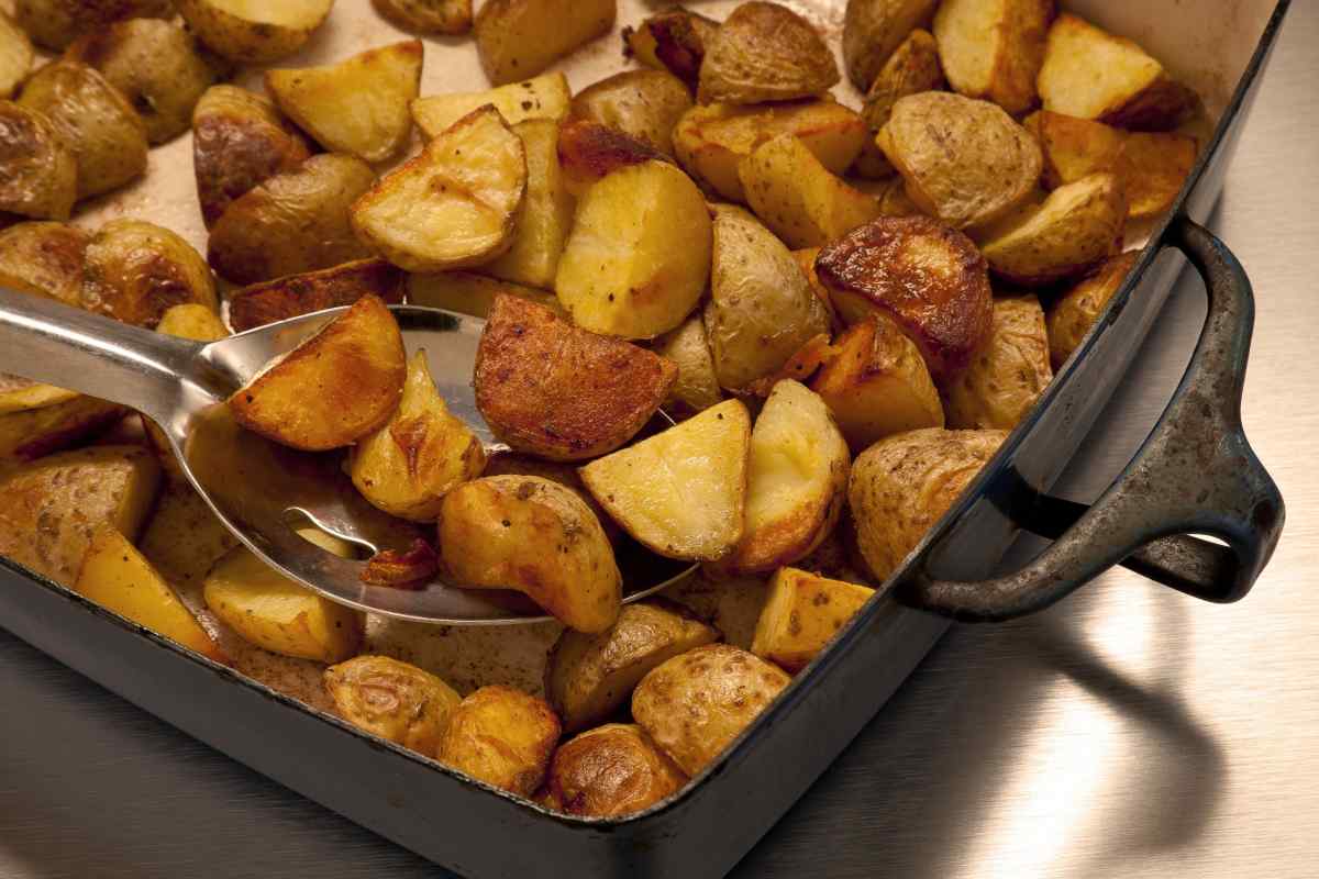 Як смачно і швидко приготувати картоплю в духовці