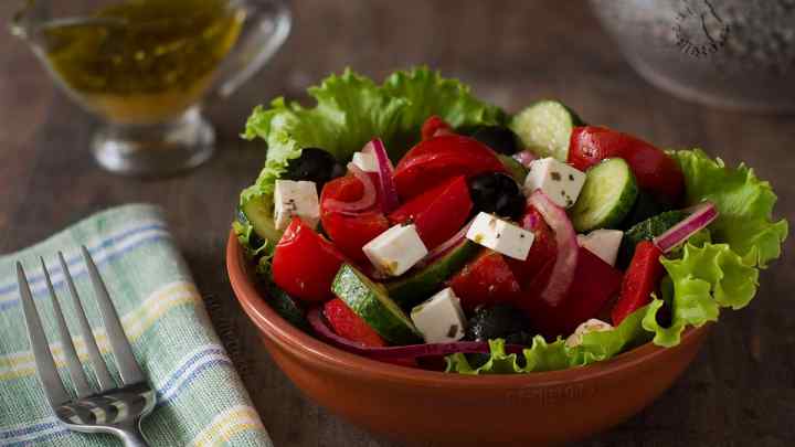 Як приготувати класичний грецький салат (Horiatiki)