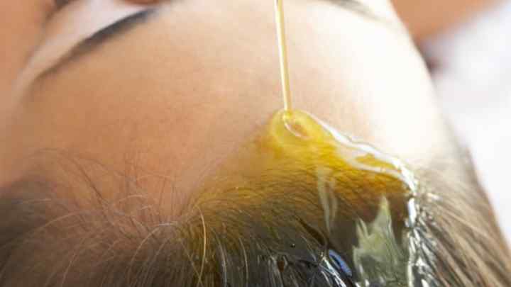 Як наносити касторове масло на волосся