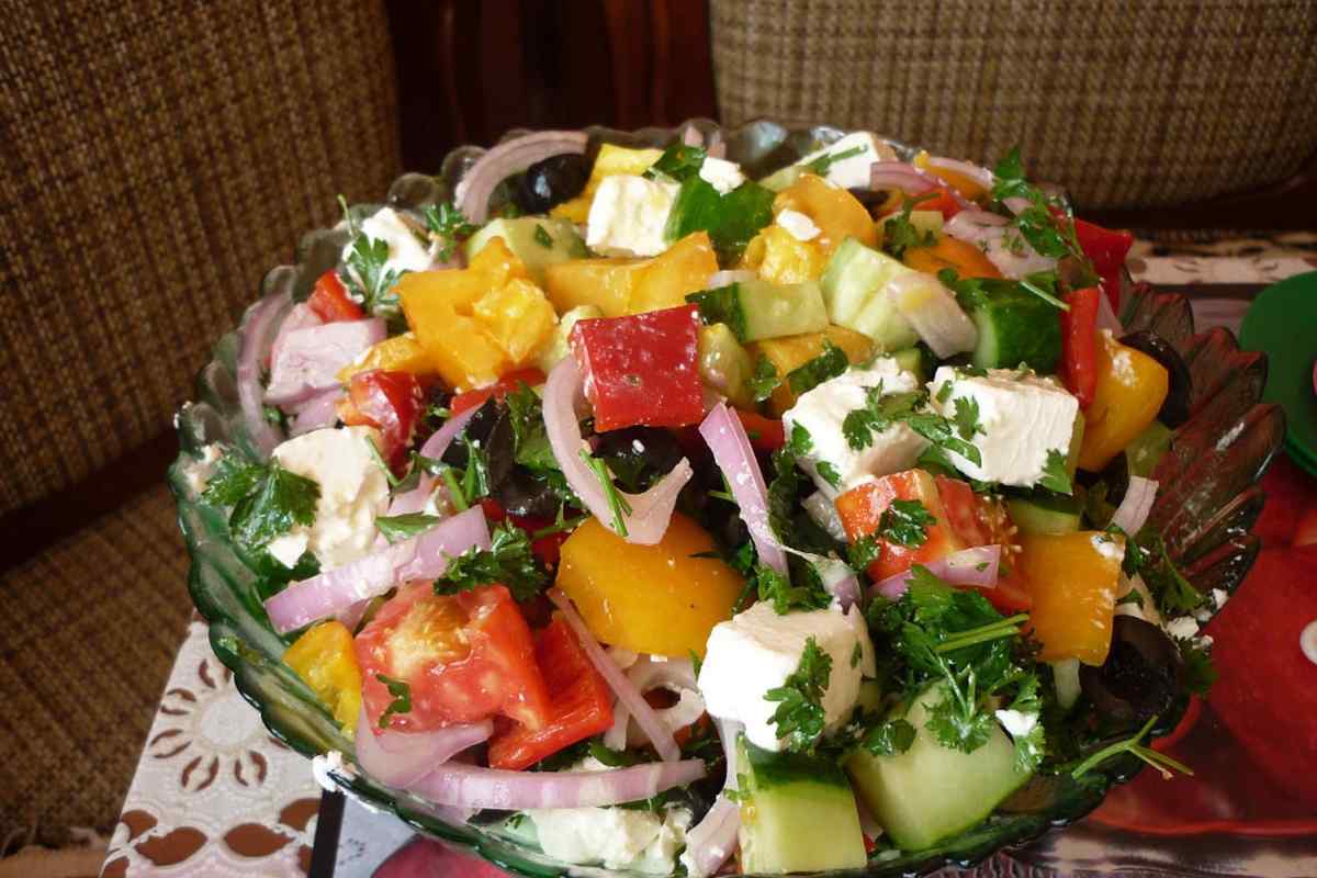 Як дуже швидко приготувати грецький салат