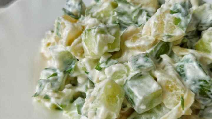 Як приготувати білковий салат із зеленню і сметаною