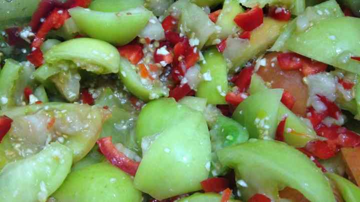 Рецепт салату із зелених помідор на зиму