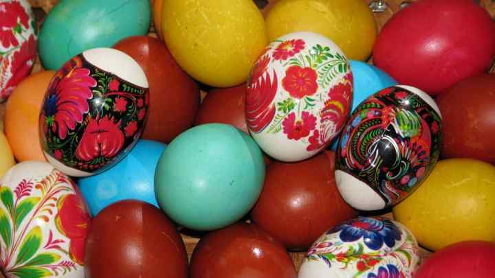 Чим фарбувати великодні яйця