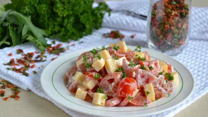 Як приготувати салат з куркою, сиром і помідорами