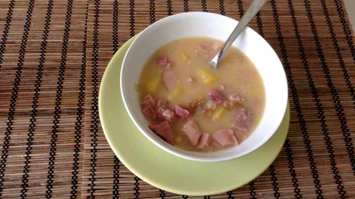 Рецепт смачного горохового супу з рулькою