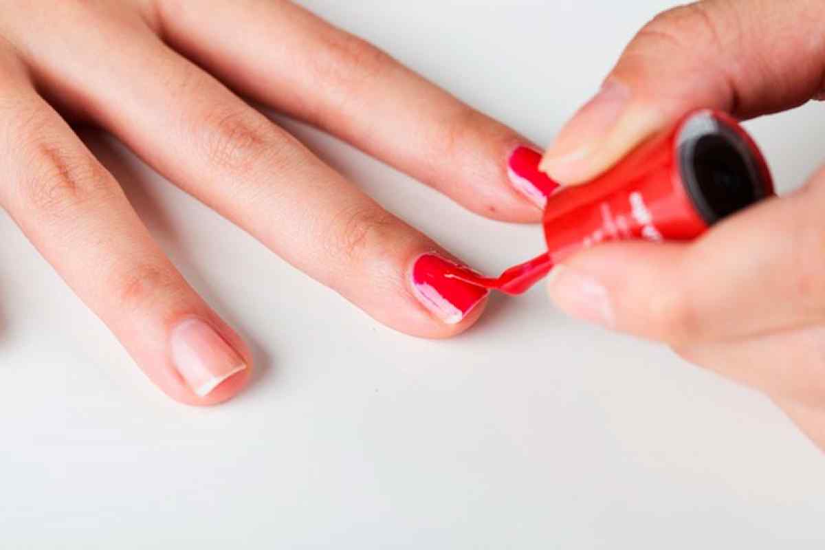 Як наносити лак на нігті