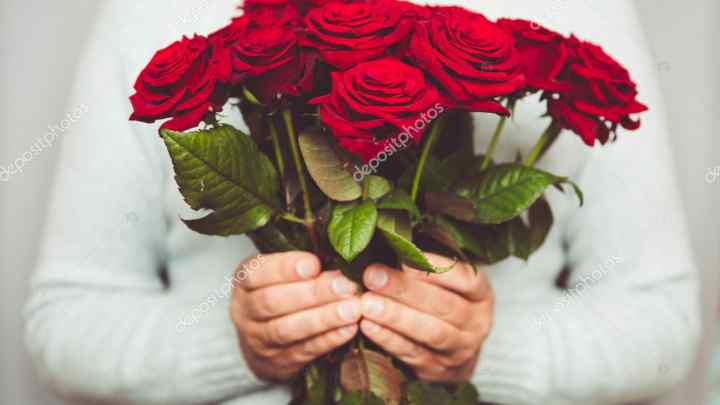 Які троянди краще подарувати дівчині
