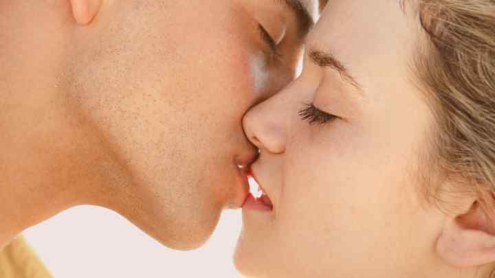 Як цілуватися вперше