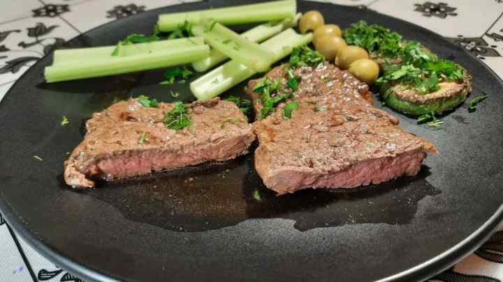 Як готувати стейк з яловичини середньої прожарки на сковороді