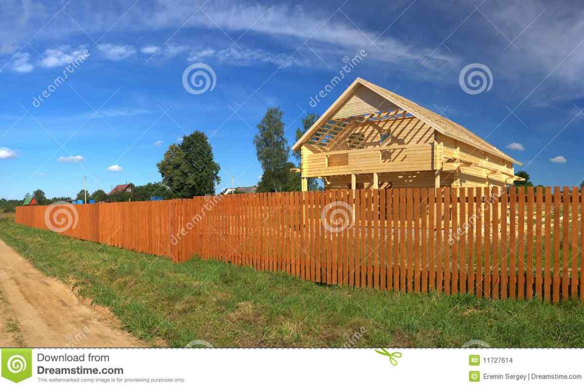 На якій відстані від паркану можна ставити будинок
