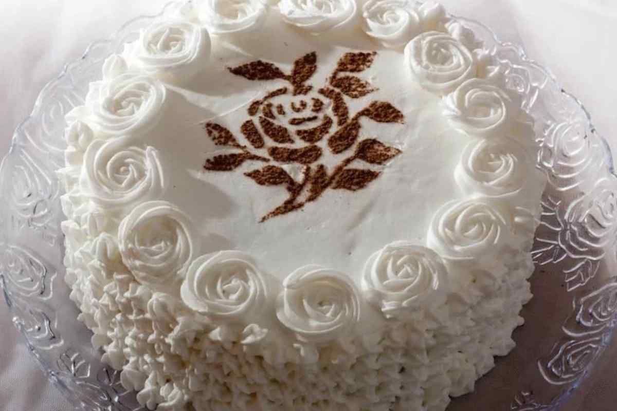 Як просто прикрасити торт вершковим кремом?