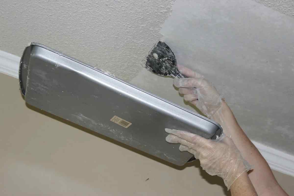 Як змити водоемульсійну фарбу зі стелі