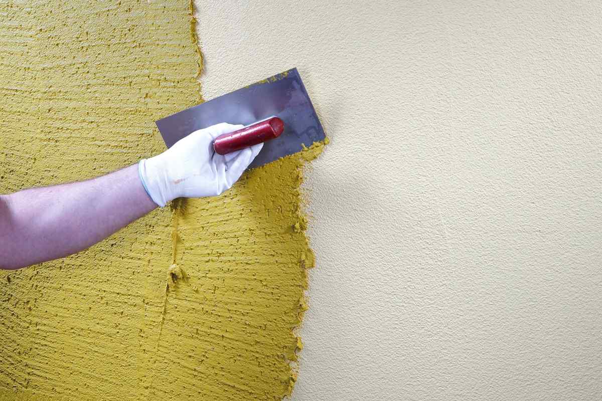 Як очистити фарбу від стіни