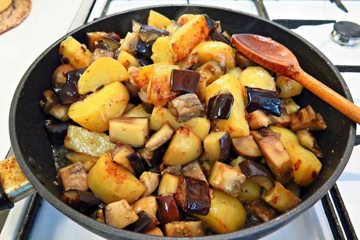 Як приготувати смажену картоплю з баклажанами