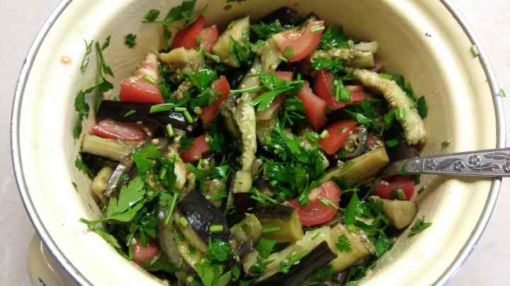 Овочевий салат зі смаженими баклажанами