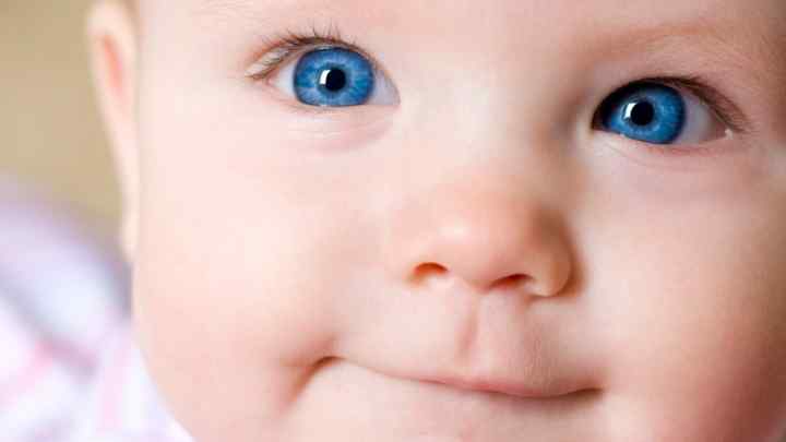 Чому змінюється колір очей у немовляти
