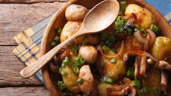 Молода картопля з грибами в духовці
