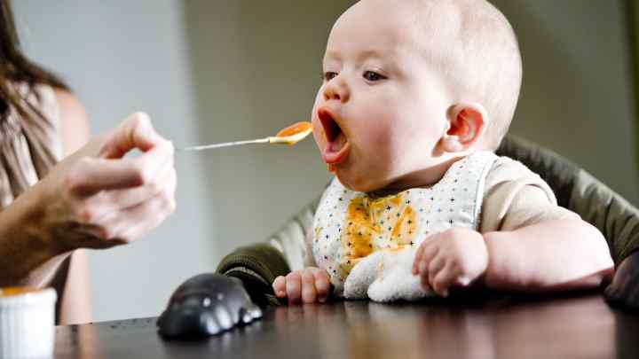 Як годувати дитину у 8 місяців