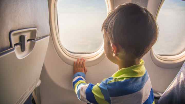 Як перевезти дитину літаком