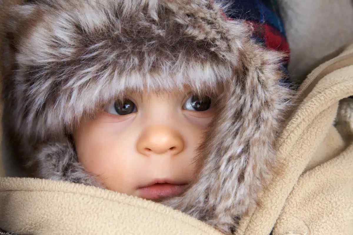 Як одягати взимку новонародженого для вулиці