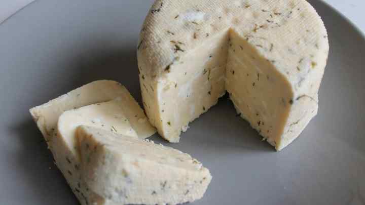 Як зробити сир з простокваші