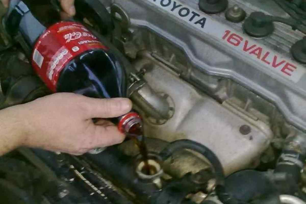 Секрет від водіїв з великим стажем: Навіщо в двигун потрібно заливати Coca-Cola