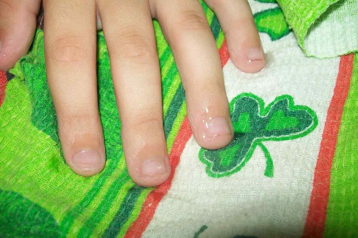 Що означає, якщо дитина гризе нігті
