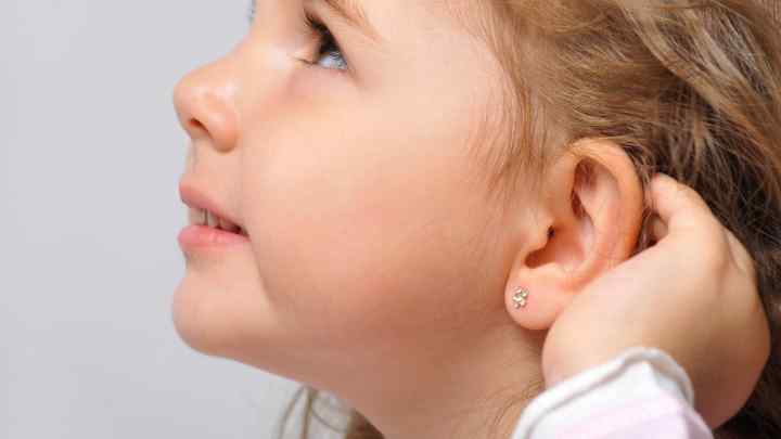 Коли краще проколювати вуха дитині