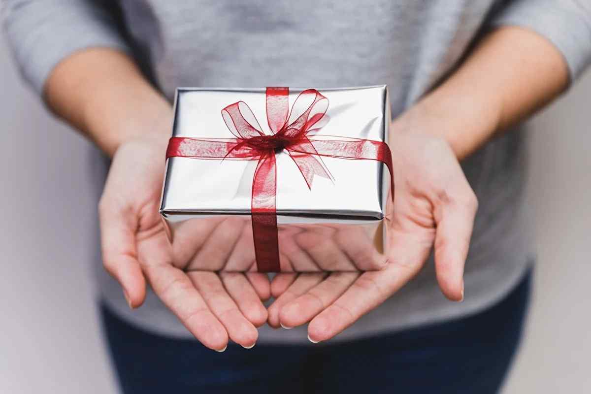 Що робити з подарунками при розставанні