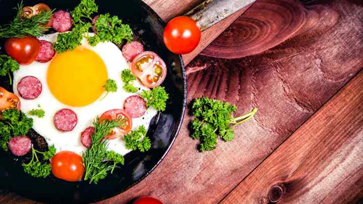 Смачний сніданок: яєчня з ковбасним сиром