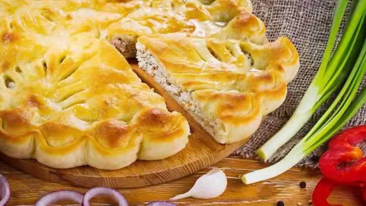 Як спекти осетинський пиріг з сиром і зеленню
