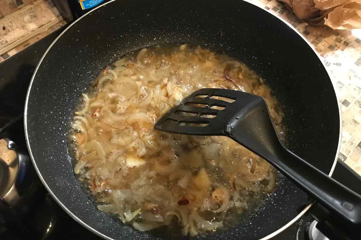 Як загасити картоплю з куркою в мультиварку: готуємо ситну вечерю за півгодини