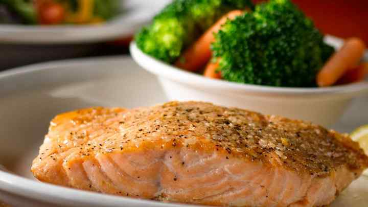 Швидка і корисна вечеря в мультиварку: рибний стейк з овочами і рисом