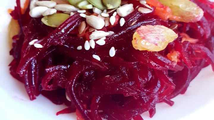 Рисовий салат з родзинками і червоним цикорієм