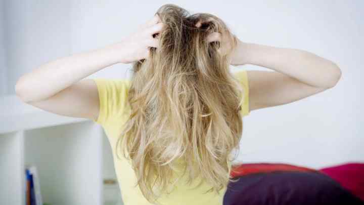 Як прибрати волосся на спині