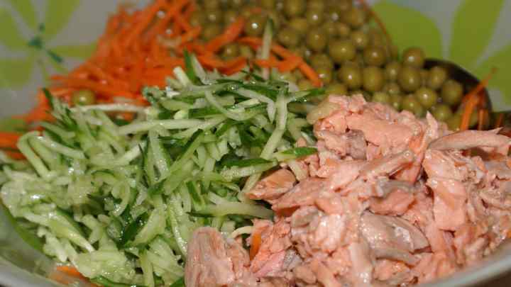 Як робити салати з консервованої риби