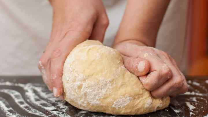 Як швидко зробити тісто для випічки на мінералці