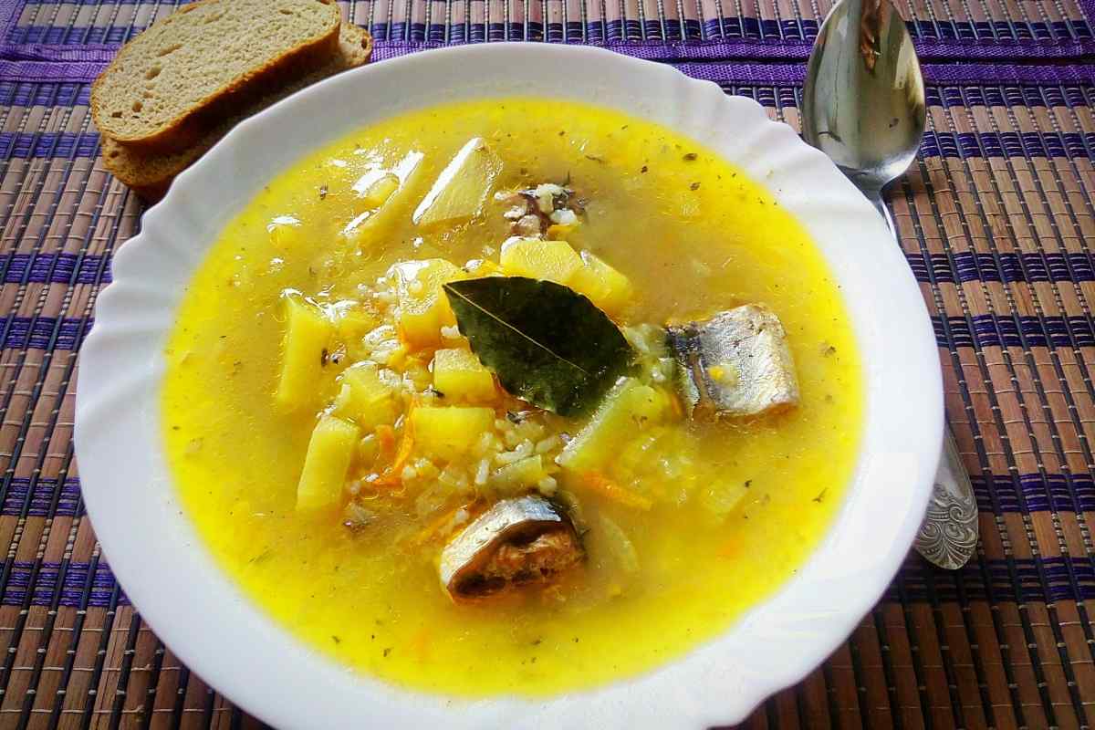 Як приготувати рибний суп з консервів